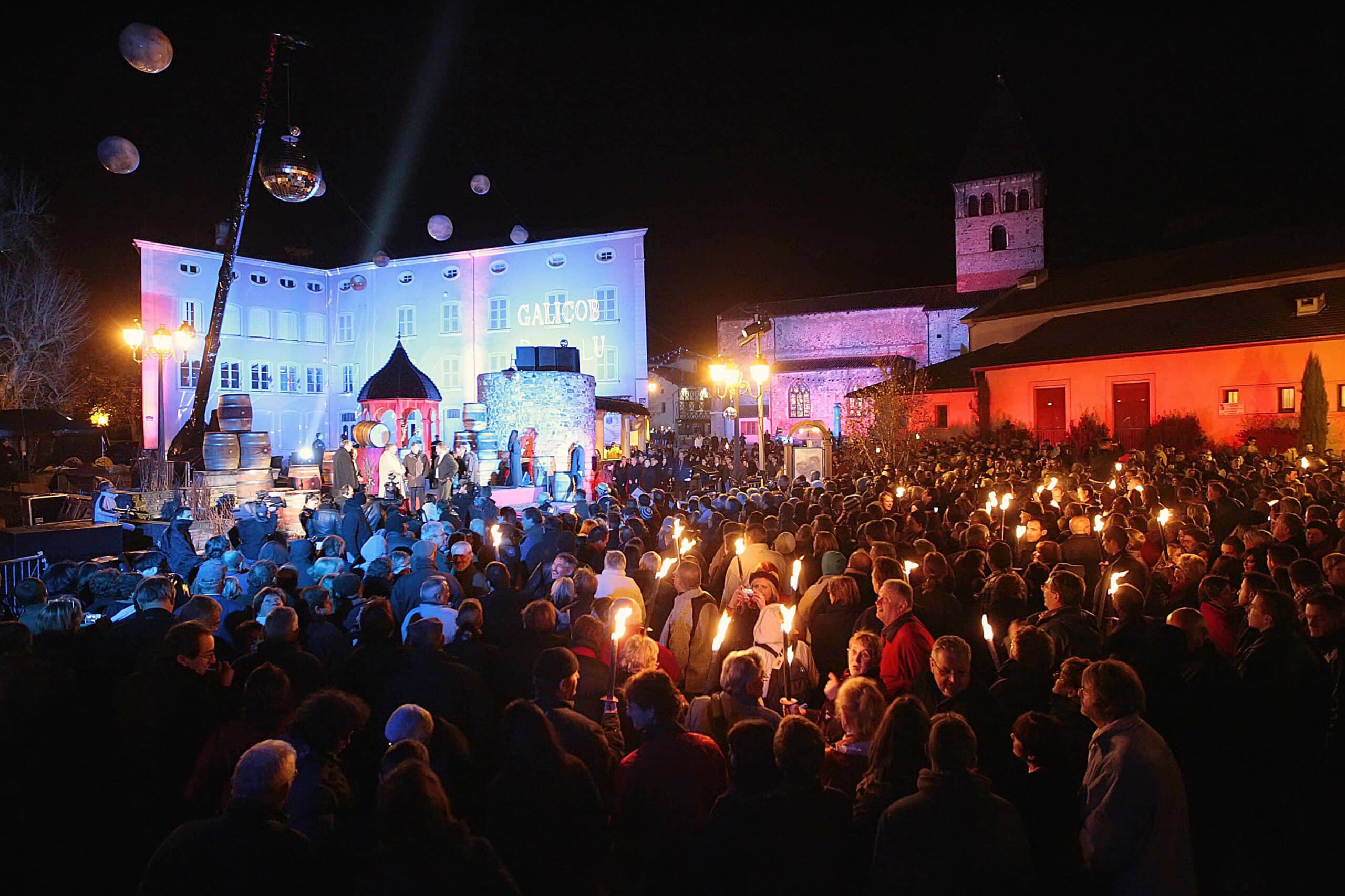 Défilé aux flambeaux, mise en perce et bal des Sarmentelles